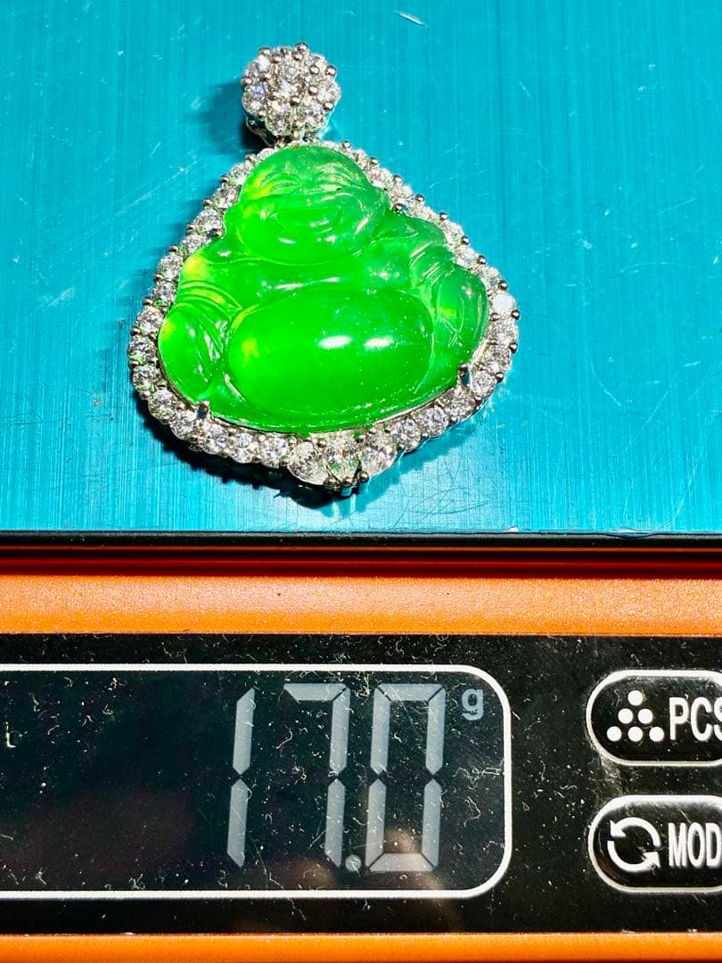 天然石　緑翡翠原石　極細工彫刻高氷種ヒスイ　アンティーク　佛像ヒスイペンダント