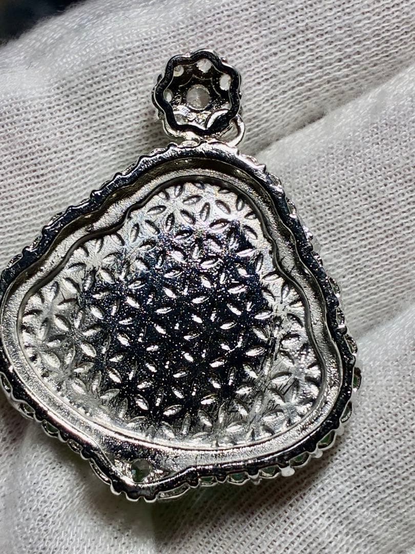 天然石　緑翡翠原石　極細工彫刻高氷種ヒスイ　アンティーク　佛像ヒスイペンダント