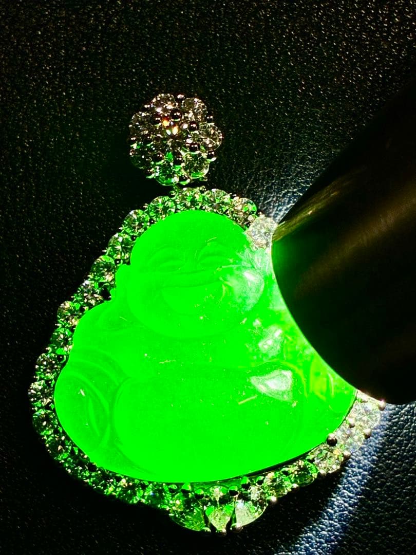 天然石　緑翡翠原石　極細工彫刻高氷種ヒスイ　アンティーク　佛像ヒスイペンダント