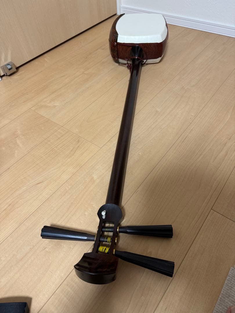 紅木　金細　津軽三味線　二本溝　子持ち綾杉　ケース付き