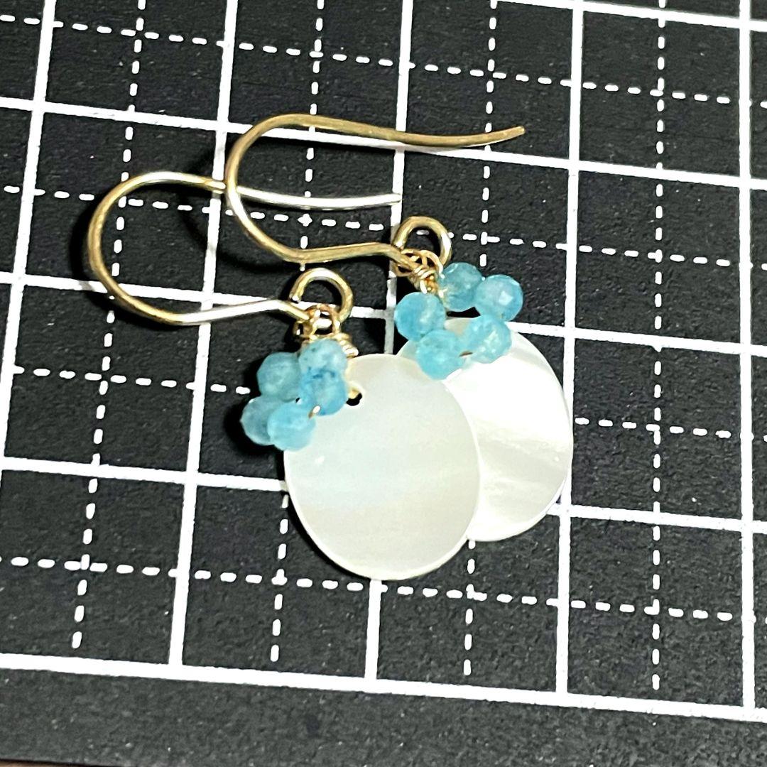 天然石花＆マザーオブパールピアス