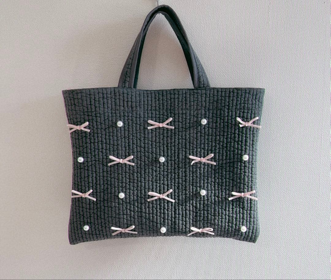 だいだいだい　レッスンバッグ　ヌビバッグ　　ダークグレー　リボン　ピンク