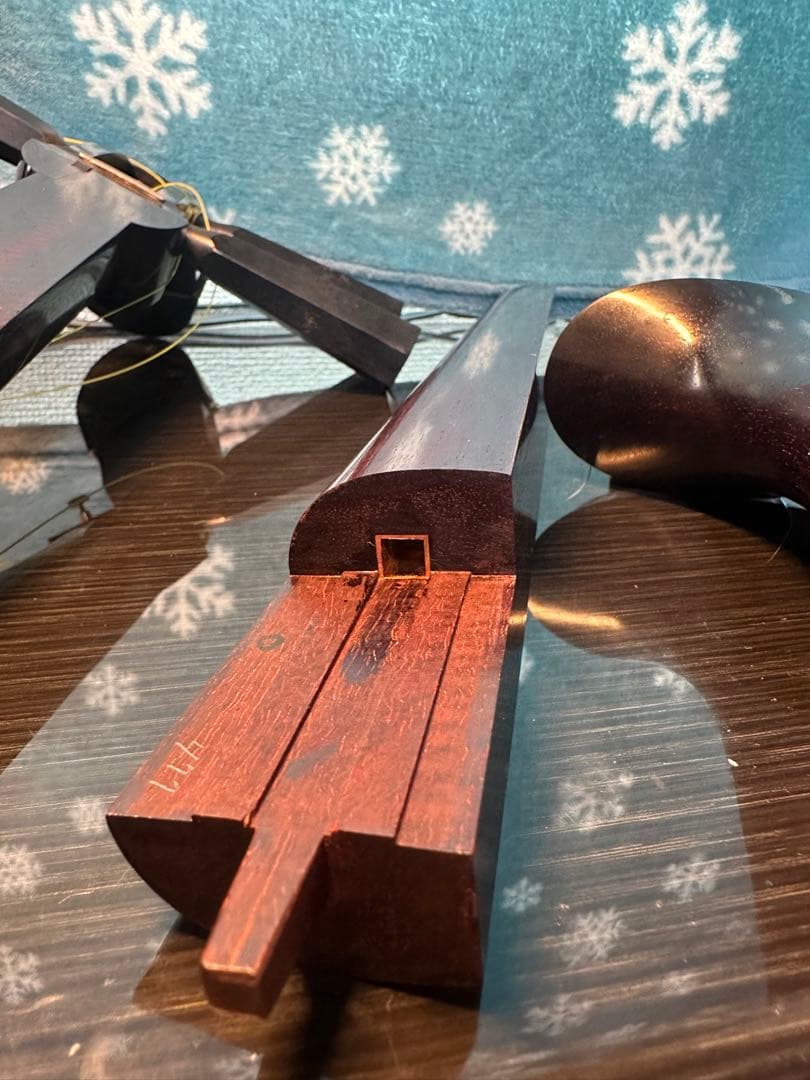 高級津軽三味線(紅木製、金細、綾杉胴、両面犬皮破れ無)付属品セット