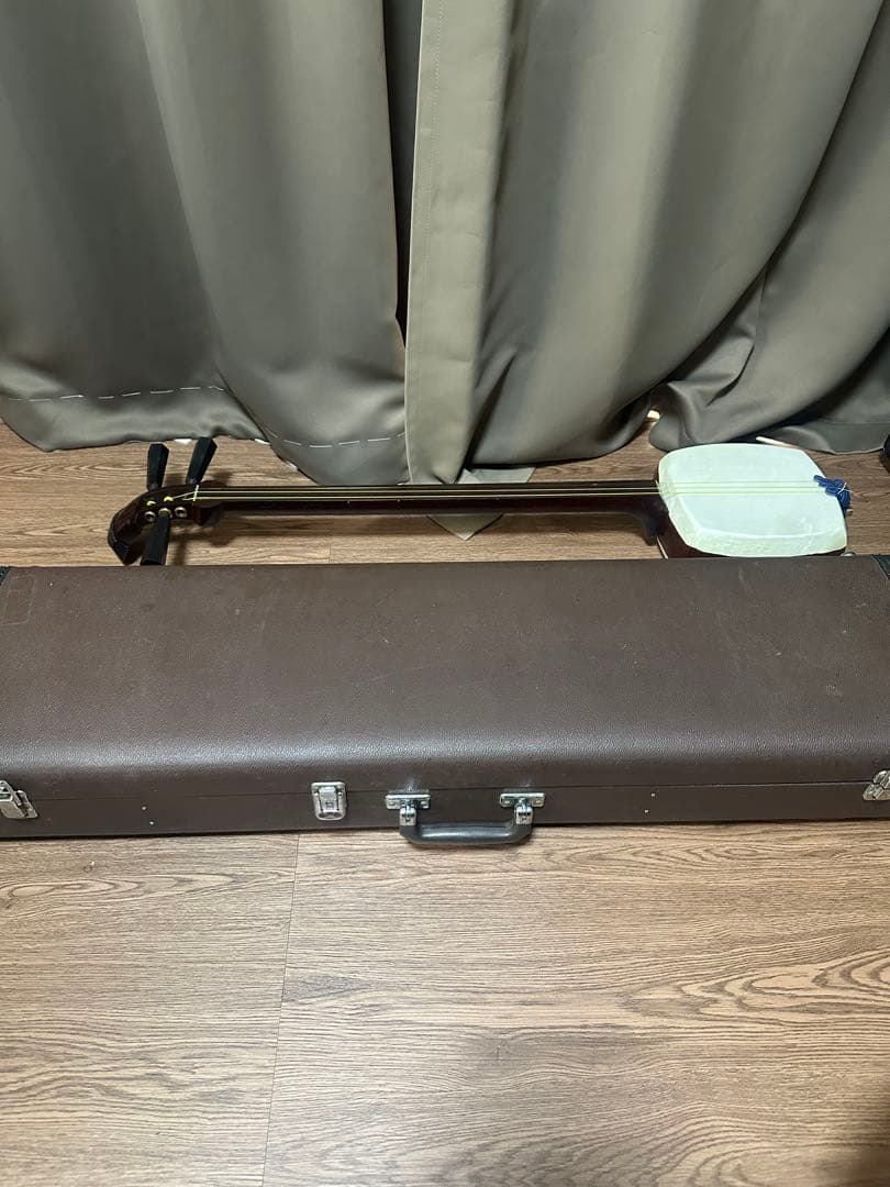 高級津軽三味線(紅木製、金細、綾杉胴、両面犬皮破れ無)付属品セット