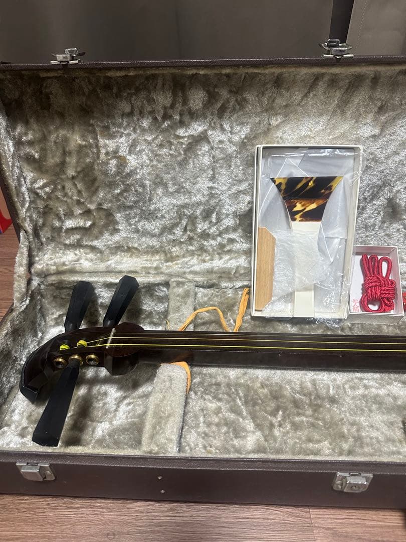 高級津軽三味線(紅木製、金細、綾杉胴、両面犬皮破れ無)付属品セット