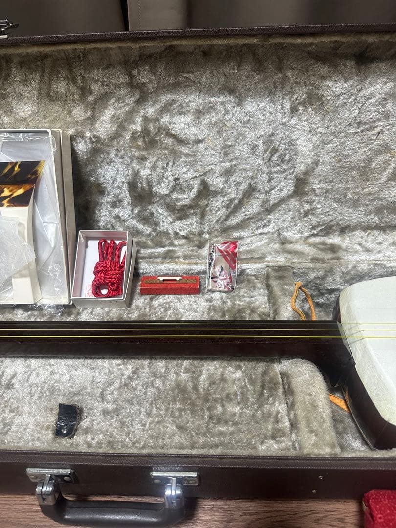 高級津軽三味線(紅木製、金細、綾杉胴、両面犬皮破れ無)付属品セット