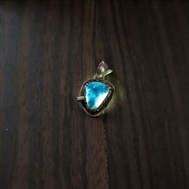 ハンドメイドの入りコン沢翡翠トップ　インディアンジュエリー風　オールハンドメイド