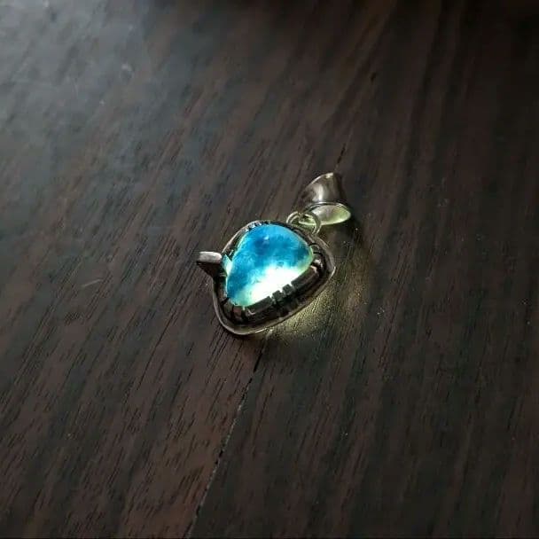 ハンドメイドの入りコン沢翡翠トップ　インディアンジュエリー風　オールハンドメイド