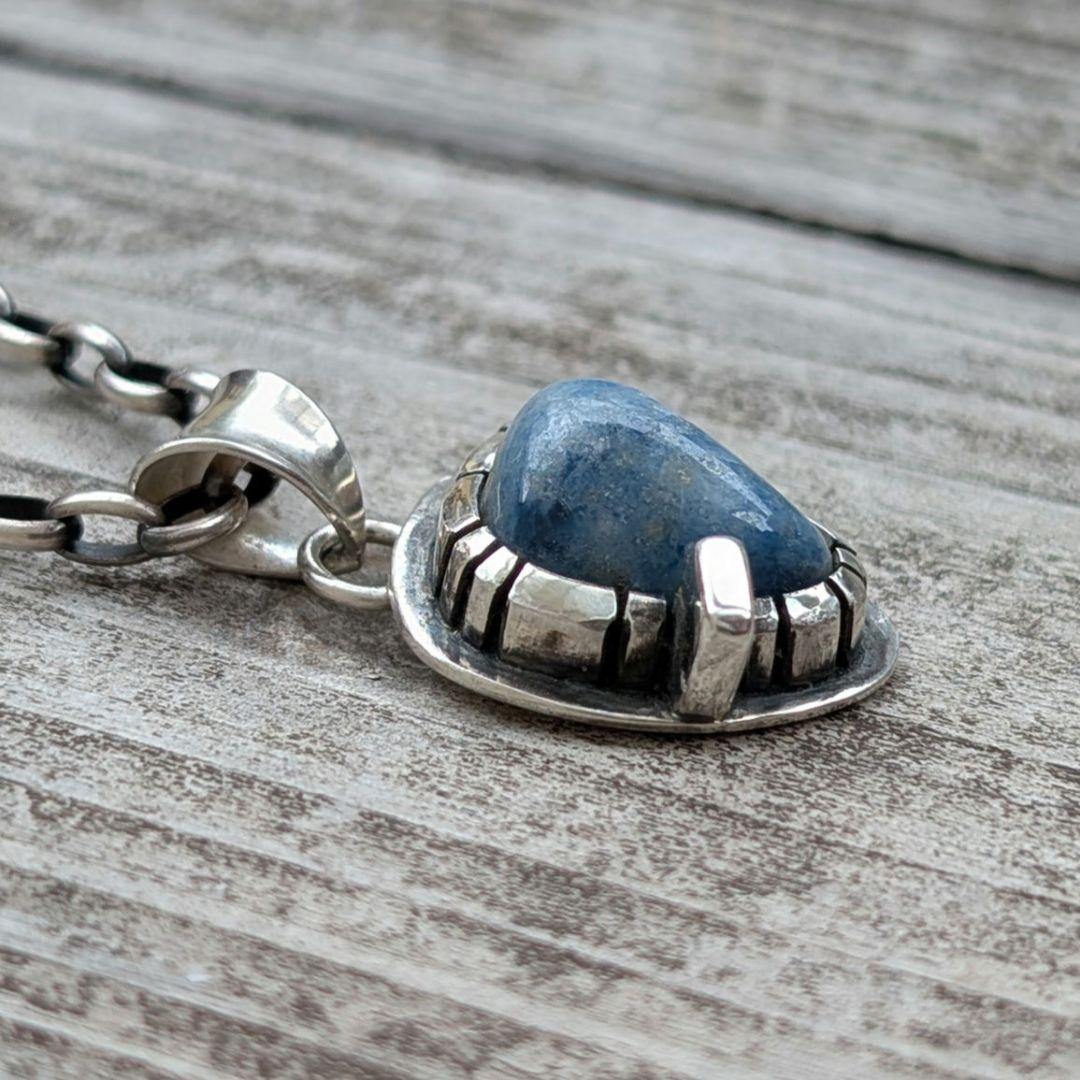 ハンドメイドの入りコン沢翡翠トップ　インディアンジュエリー風　オールハンドメイド