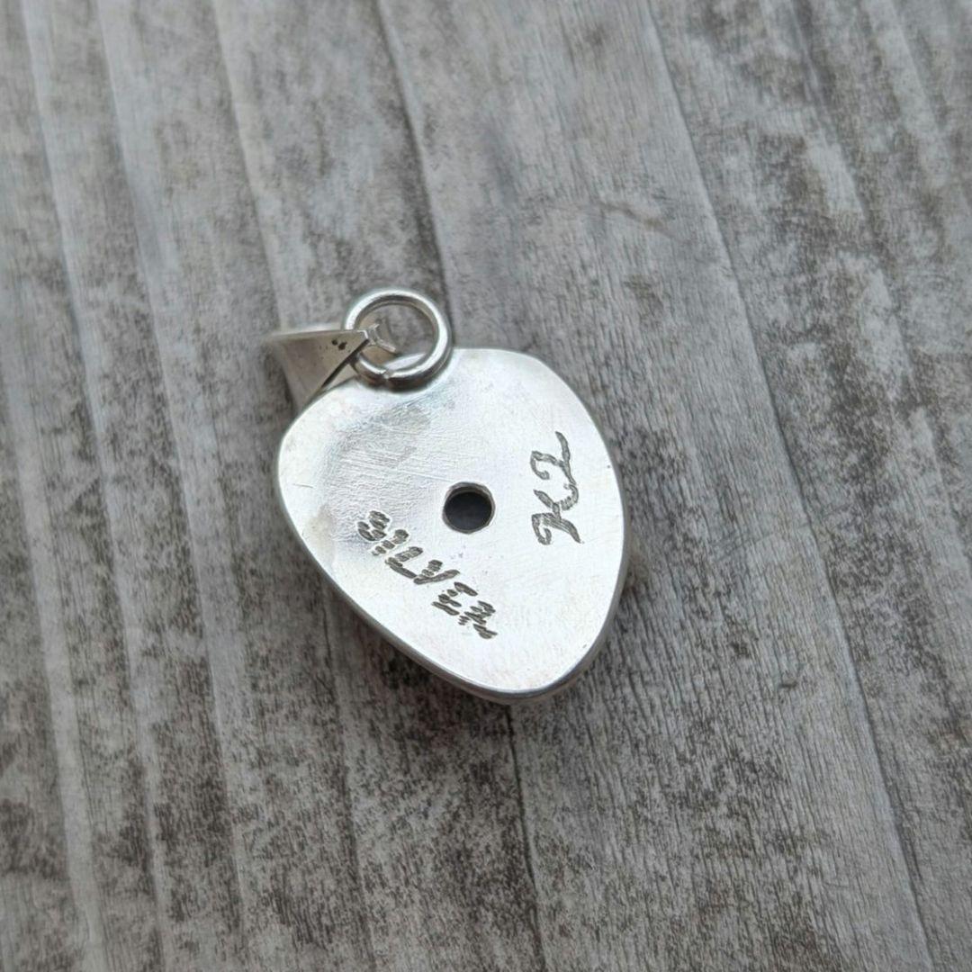 ハンドメイドの入りコン沢翡翠トップ　インディアンジュエリー風　オールハンドメイド