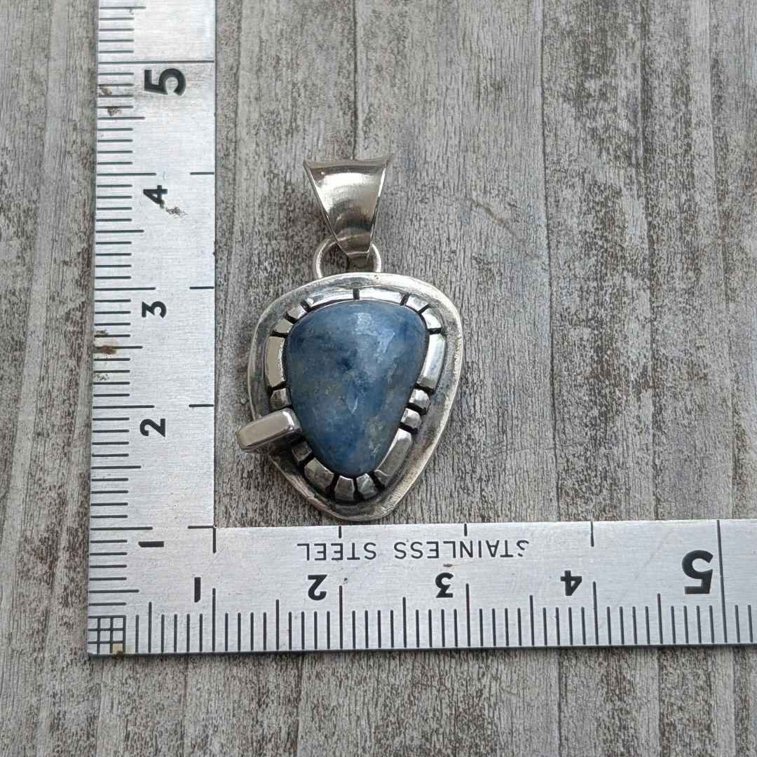 ハンドメイドの入りコン沢翡翠トップ　インディアンジュエリー風　オールハンドメイド