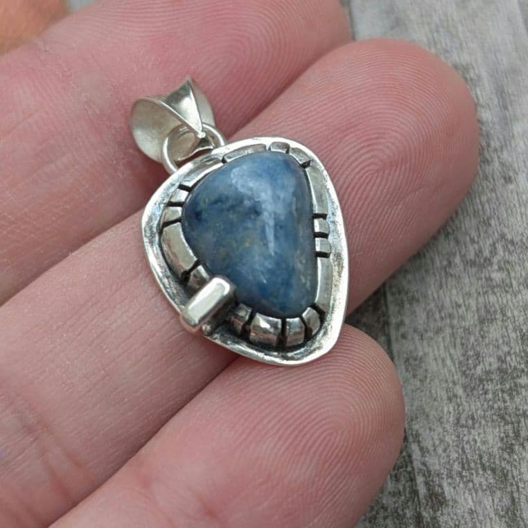 ハンドメイドの入りコン沢翡翠トップ　インディアンジュエリー風　オールハンドメイド