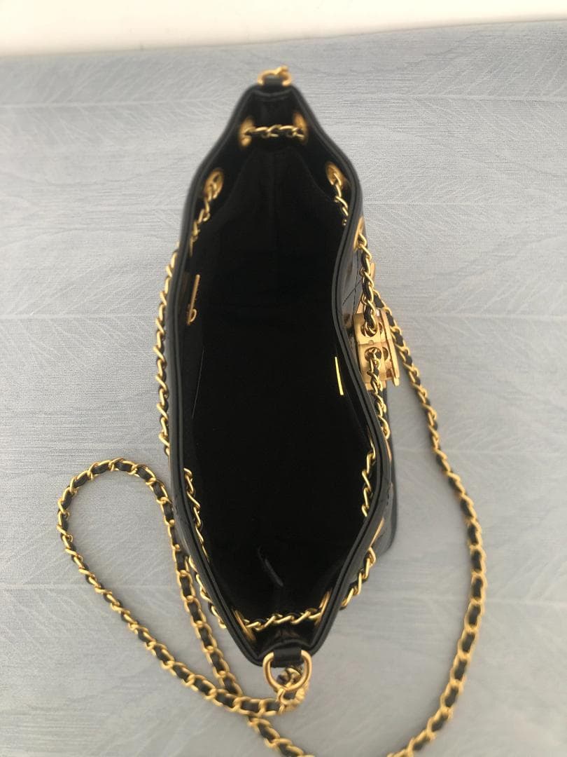 ショルダーバッグ　ノベルティー　多いロゴ　上品　ブラック　バッグ 未使用　美品