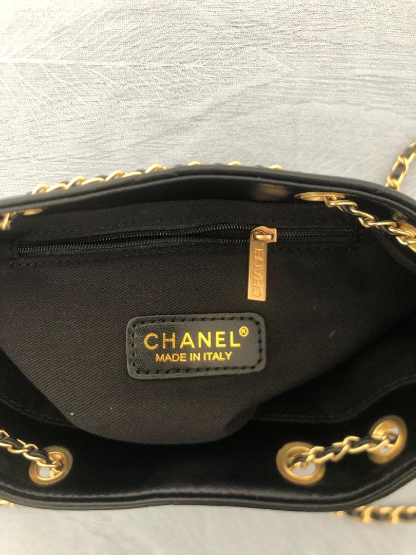 ショルダーバッグ　ノベルティー　多いロゴ　上品　ブラック　バッグ 未使用　美品