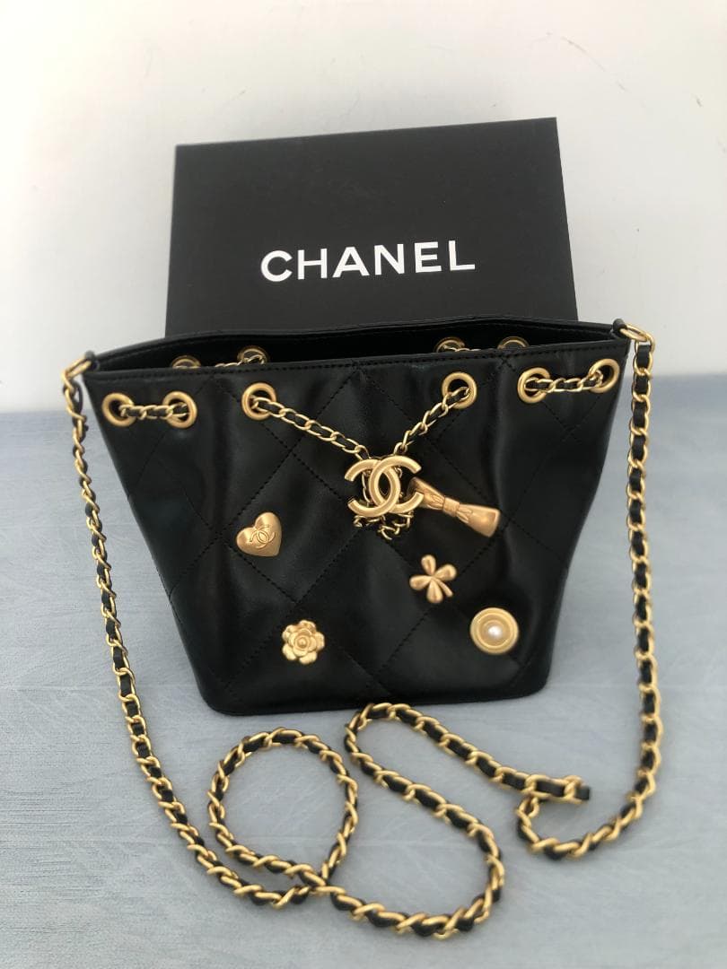 ショルダーバッグ　ノベルティー　多いロゴ　上品　ブラック　バッグ 未使用　美品