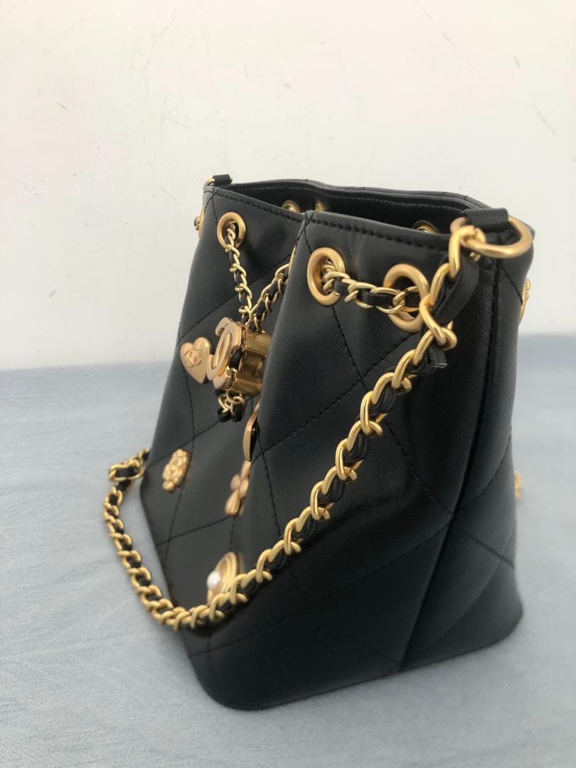 ショルダーバッグ　ノベルティー　多いロゴ　上品　ブラック　バッグ 未使用　美品