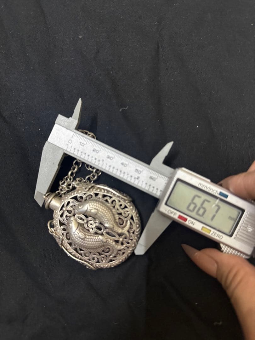 古いチベットの銀銅彫刻くり抜きペア魚の繊細な嗅ぎタバコ瓶