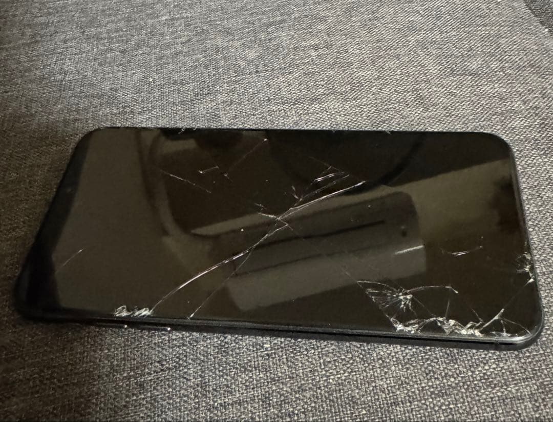 S*t様 iPhoneXs Max 256GB SIMフリー 画面ひび割れバッテ