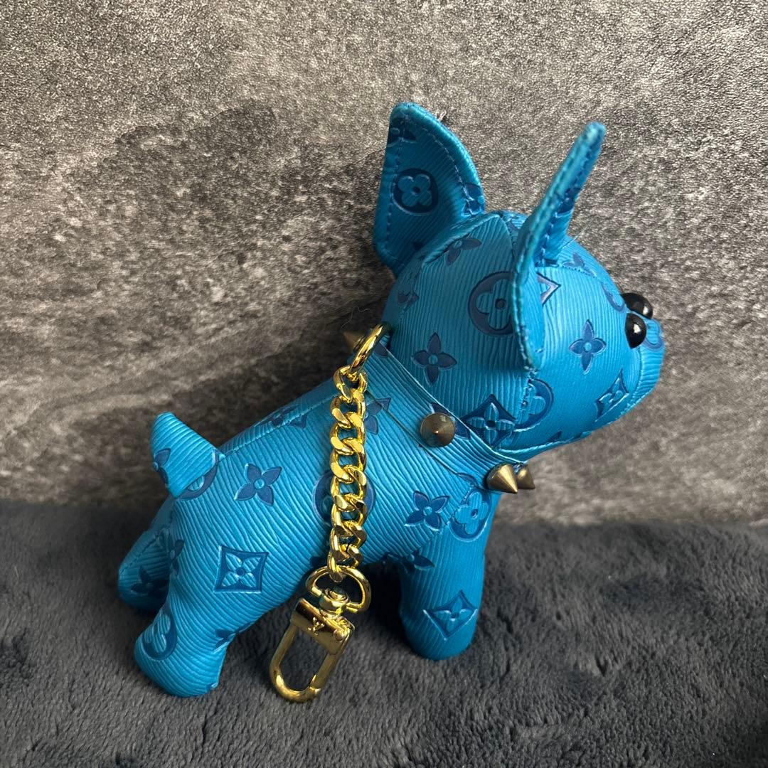 青い犬の置物