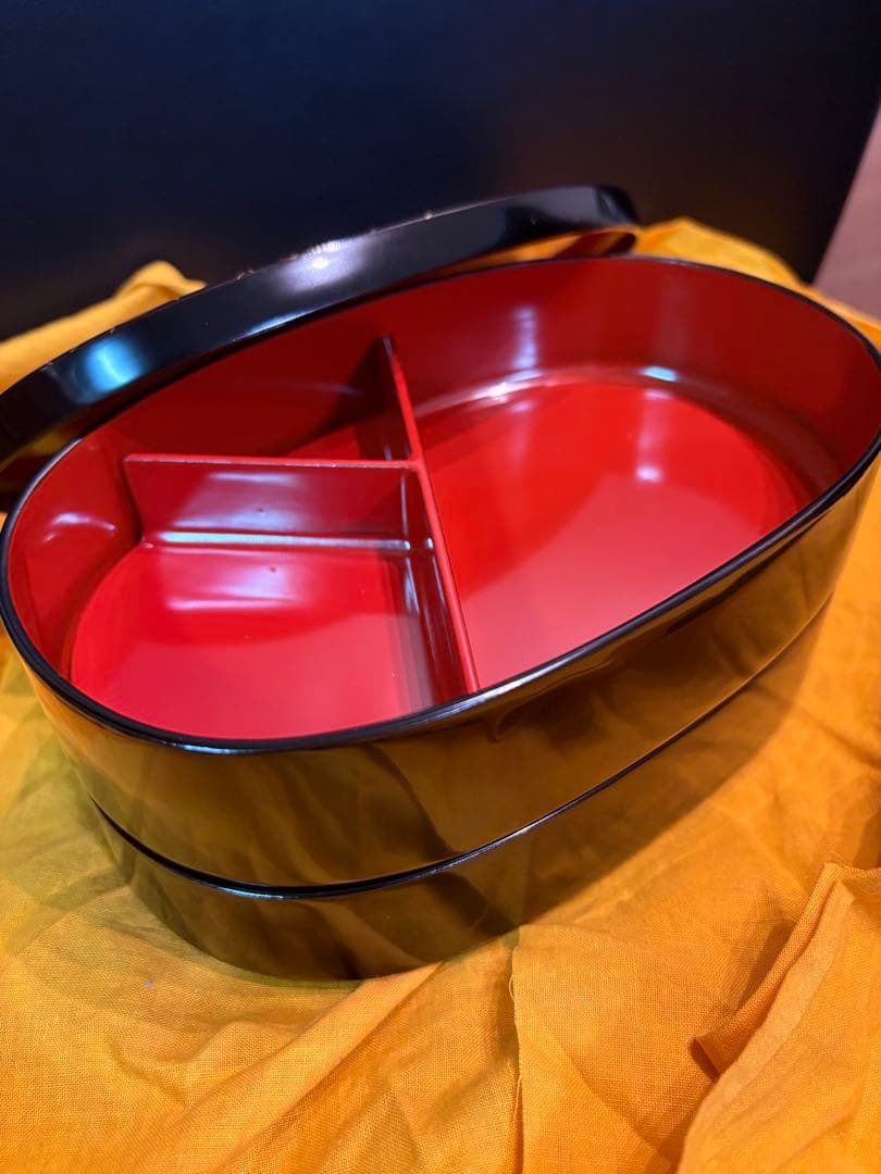 漆器　黒地金色模様　二段弁当箱