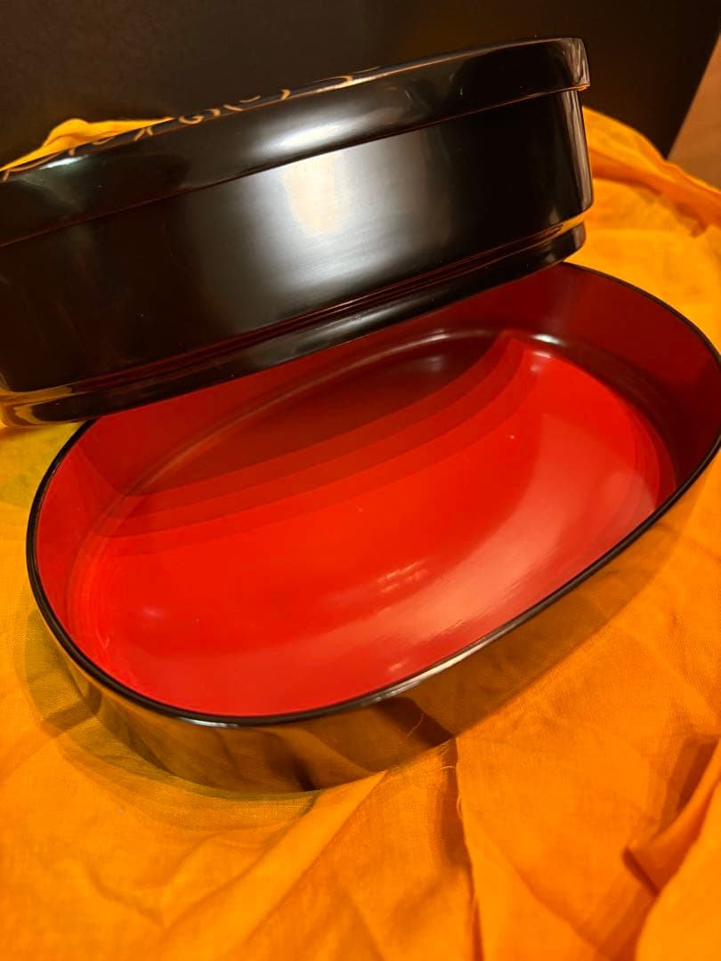 漆器　黒地金色模様　二段弁当箱