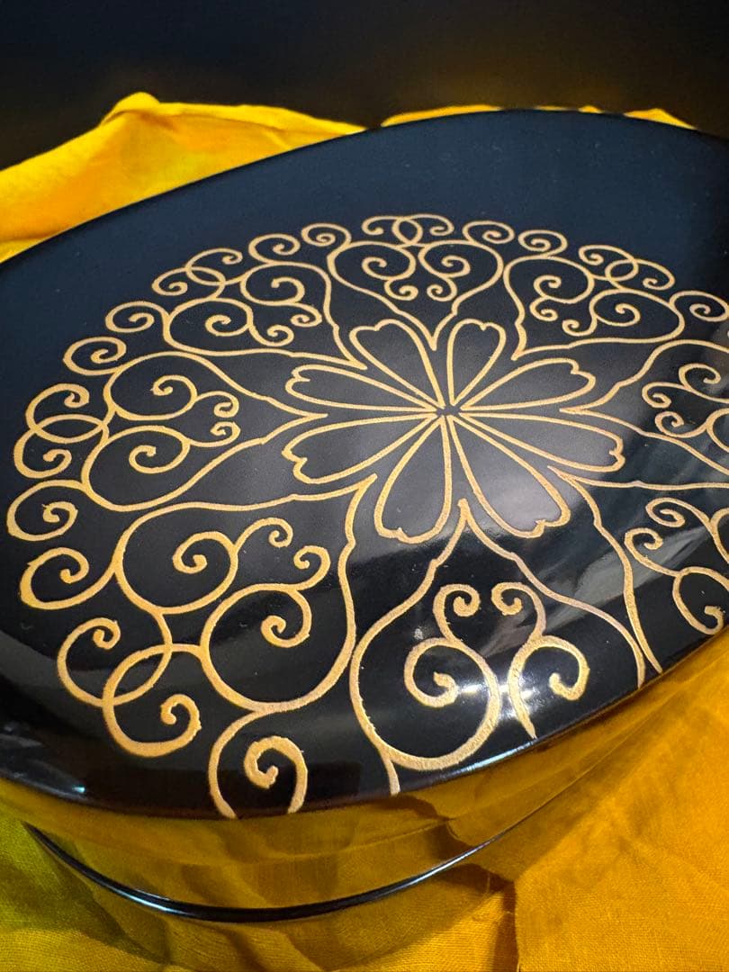 漆器　黒地金色模様　二段弁当箱