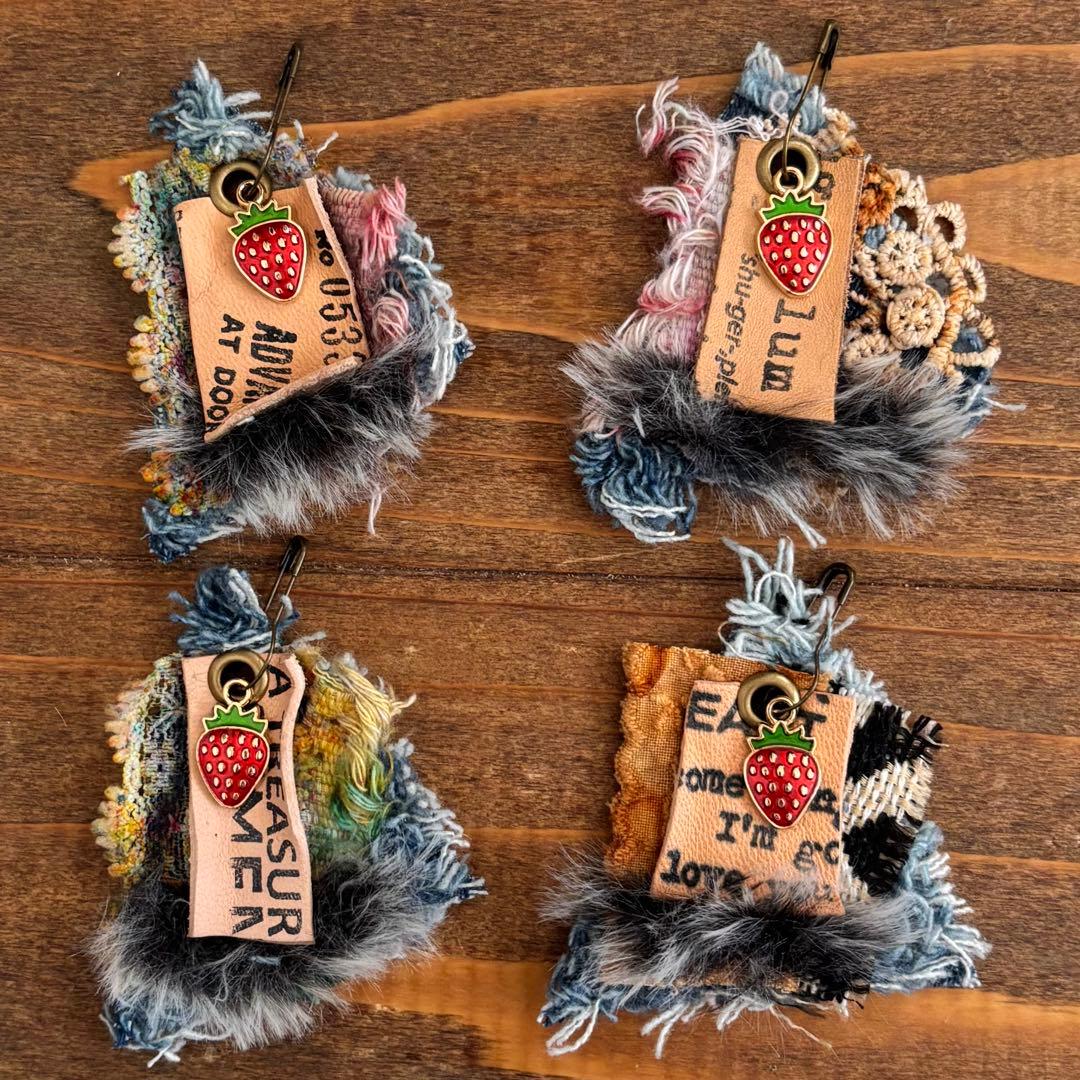 デザインタグ　三角フリンジタグコラージュ　いちご　革タグレザータグ590