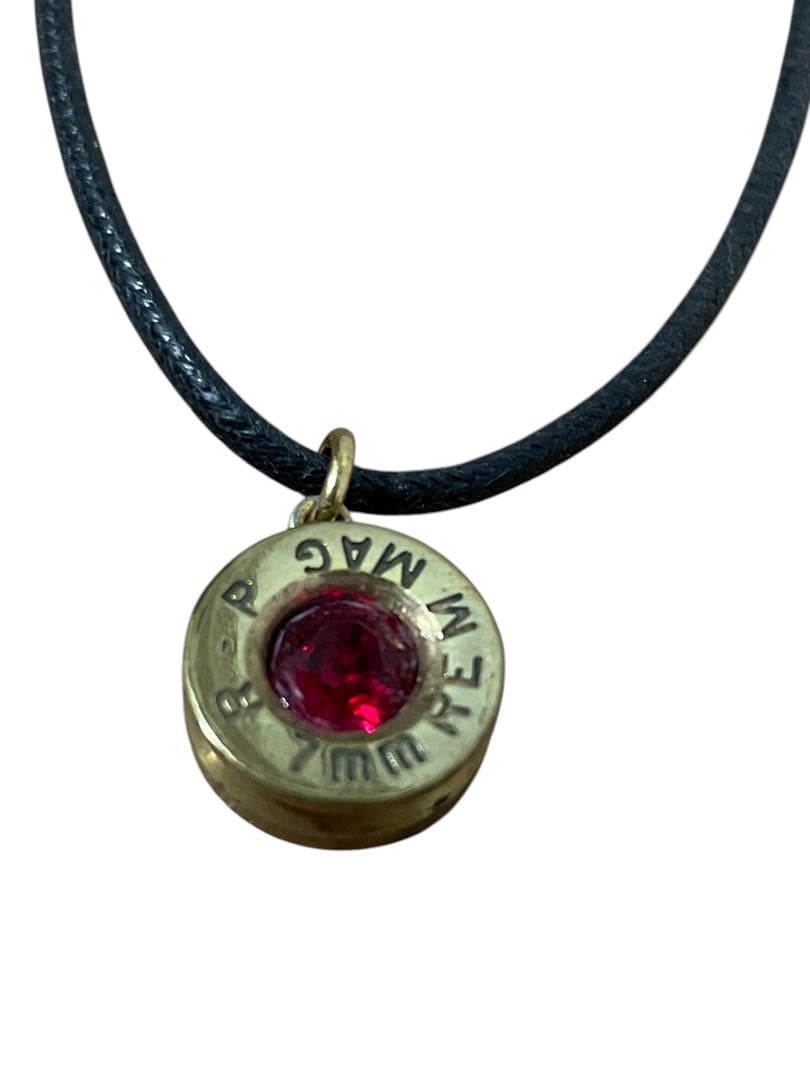 弾薬型ペンダント ネックレストップ　赤ストーン