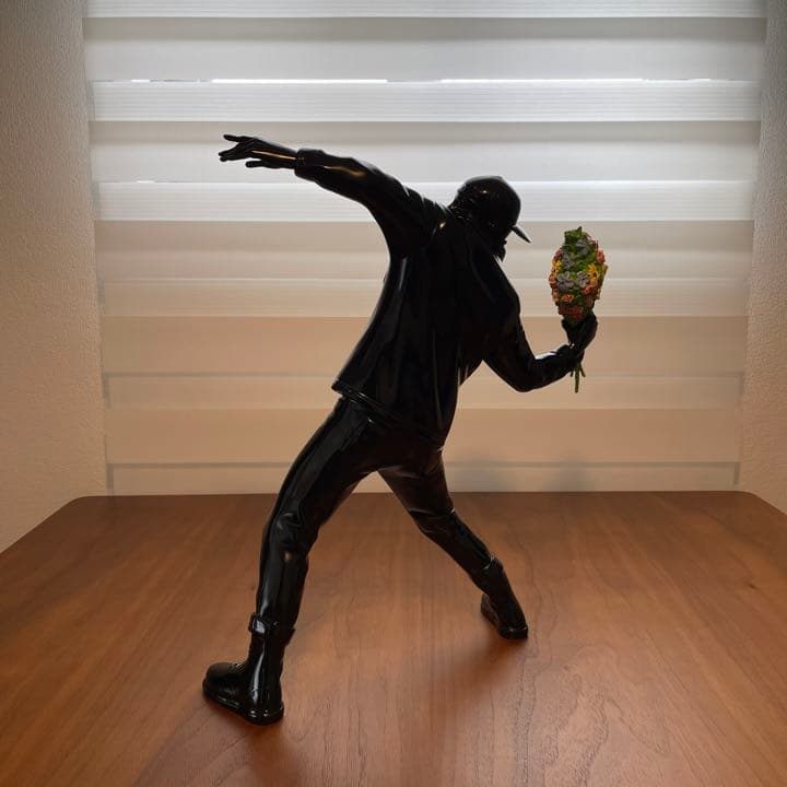 正規品‼︎ 廃盤‼︎ FLOWER BOMBER バンクシー フィギュア 箱付 ‼︎