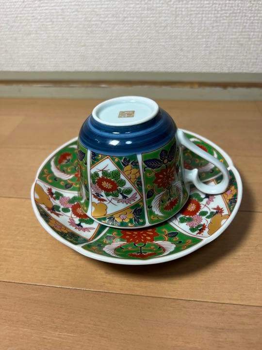 762 有田焼　肥窯　金彩菊絵　カップ&ソーサー　未使用