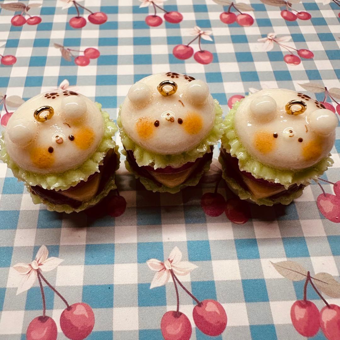 【残り2点】くまさんのホワイトハンバーガーキーホルダー