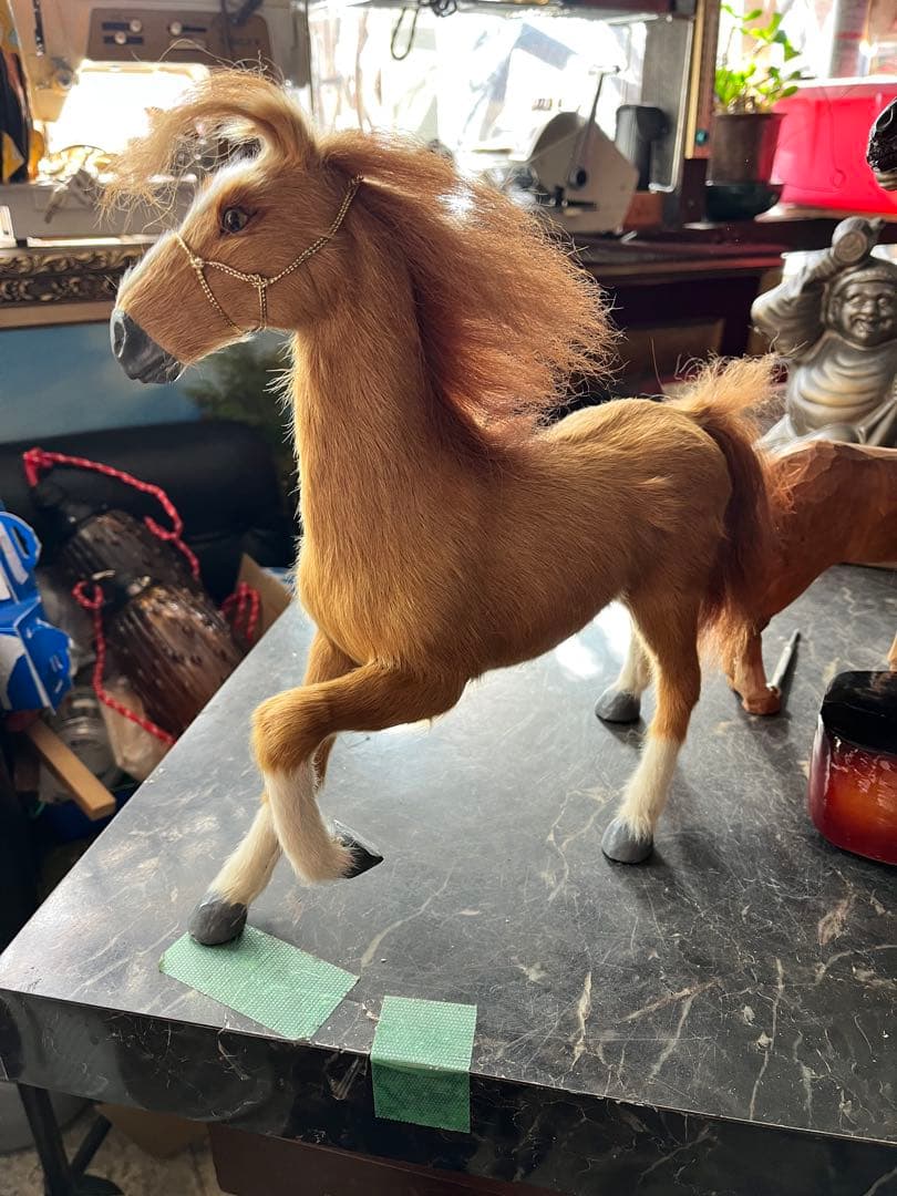 馬の置き物 うさぎの毛皮の馬の置き物 リアルな馬の置き物 毛皮の馬の置き物