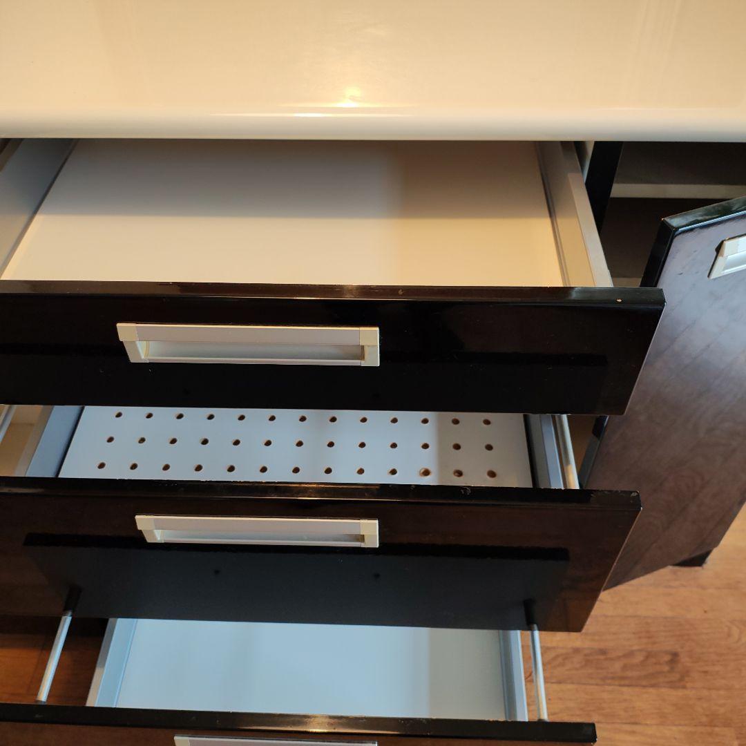 黒い木製食器棚 ホワイト天板付き