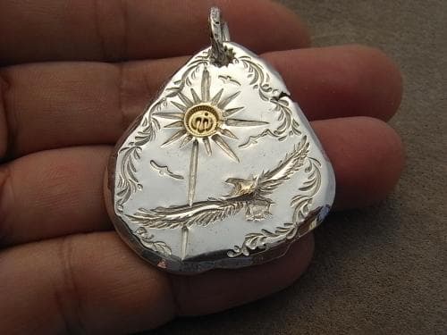 ハンドメイド　永遠の幸福　手彫イーグルペンダントトップ　ゴールドｋ18　太陽　鷲