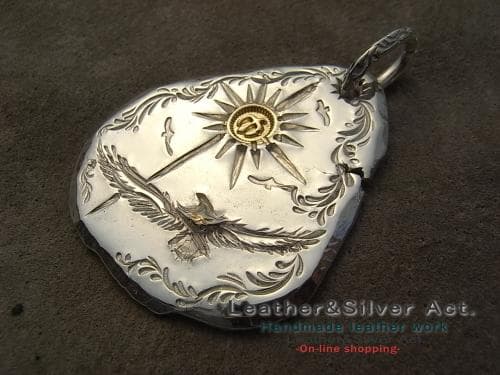 ハンドメイド　永遠の幸福　手彫イーグルペンダントトップ　ゴールドｋ18　太陽　鷲