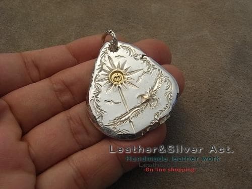 ハンドメイド　永遠の幸福　手彫イーグルペンダントトップ　ゴールドｋ18　太陽　鷲