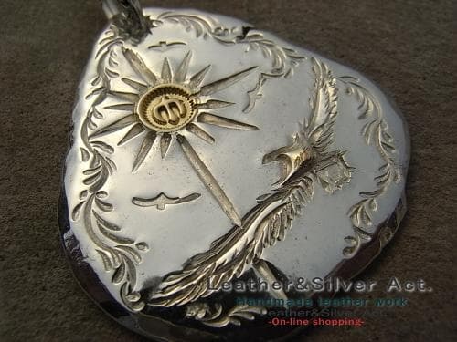 ハンドメイド　永遠の幸福　手彫イーグルペンダントトップ　ゴールドｋ18　太陽　鷲