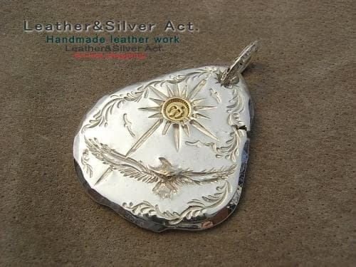 ハンドメイド　永遠の幸福　手彫イーグルペンダントトップ　ゴールドｋ18　太陽　鷲