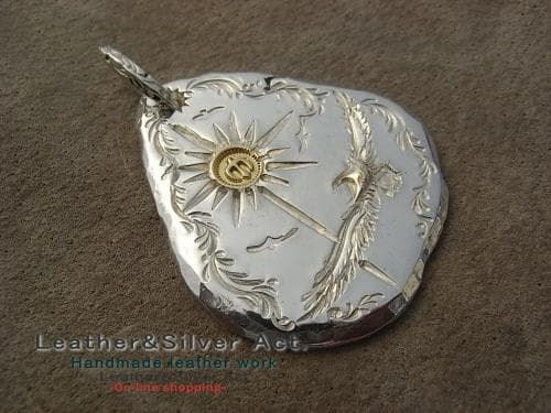 ハンドメイド　永遠の幸福　手彫イーグルペンダントトップ　ゴールドｋ18　太陽　鷲