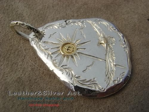 ハンドメイド　永遠の幸福　手彫イーグルペンダントトップ　ゴールドｋ18　太陽　鷲