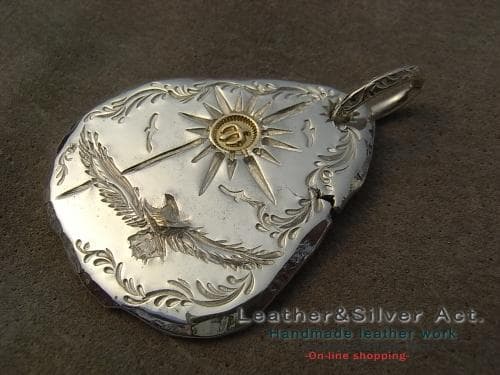 ハンドメイド　永遠の幸福　手彫イーグルペンダントトップ　ゴールドｋ18　太陽　鷲