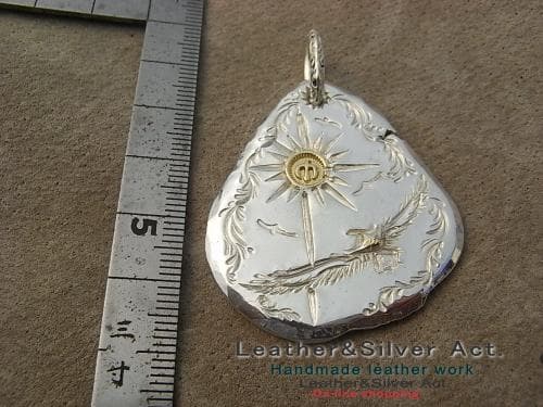 ハンドメイド　永遠の幸福　手彫イーグルペンダントトップ　ゴールドｋ18　太陽　鷲