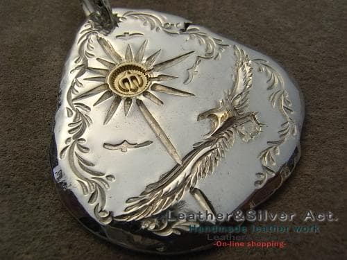 ハンドメイド　永遠の幸福　手彫イーグルペンダントトップ　ゴールドｋ18　太陽　鷲