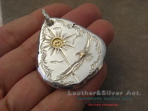 ハンドメイド　永遠の幸福　手彫イーグルペンダントトップ　ゴールドｋ18　太陽　鷲