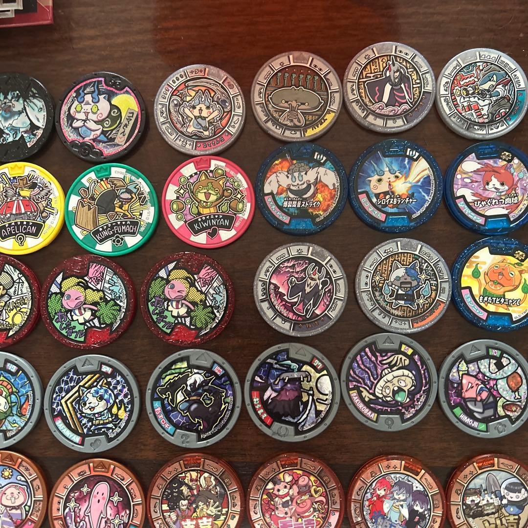 妖怪ウォッチメダル 111枚セット+ 英語の妖怪大辞典+ 妖怪ウォッチボックス