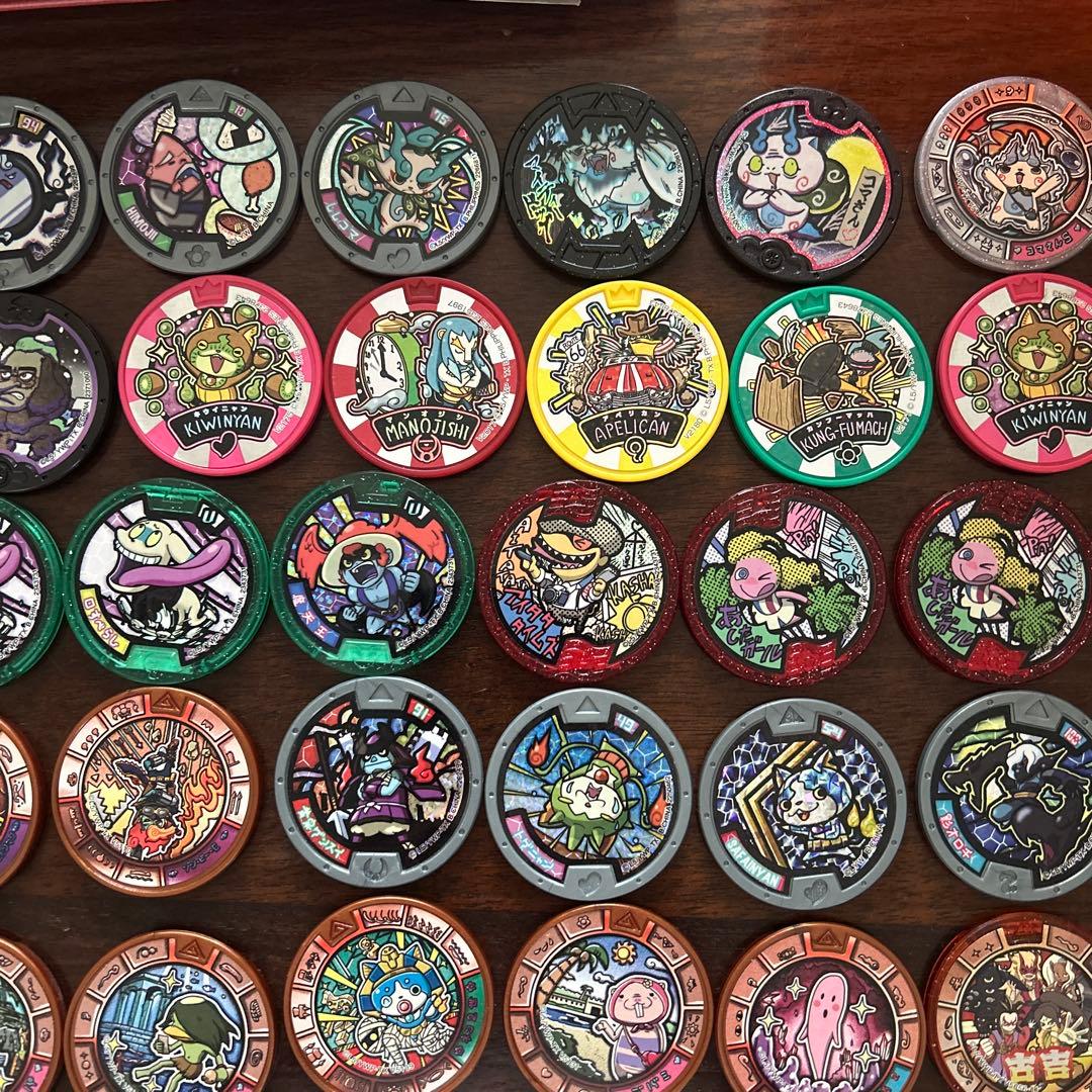 妖怪ウォッチメダル 111枚セット+ 英語の妖怪大辞典+ 妖怪ウォッチボックス