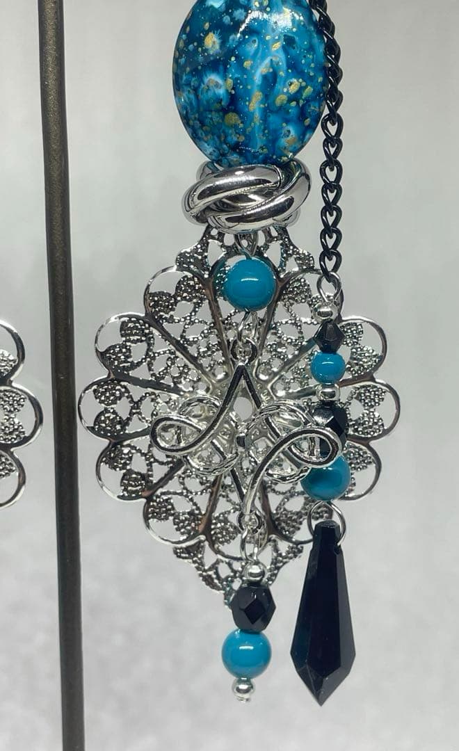 No.1177 ディープブルーとシルバーのロングピアス　大ぶりイヤリング