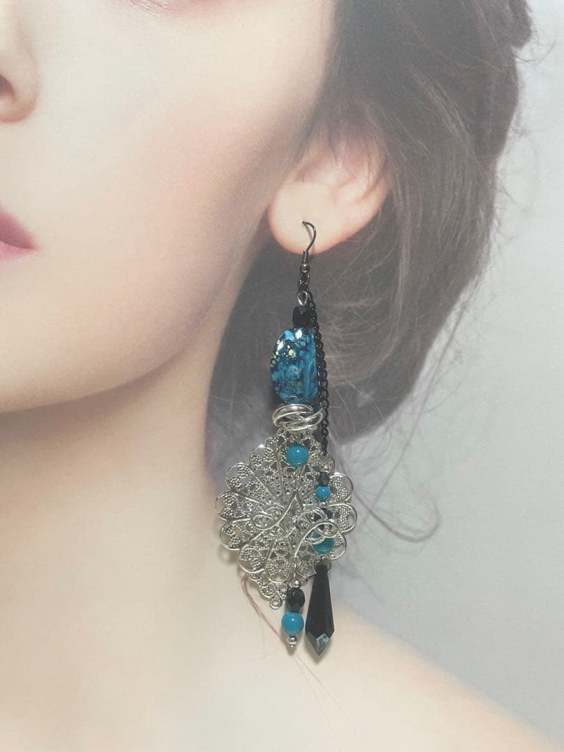 No.1177 ディープブルーとシルバーのロングピアス　大ぶりイヤリング