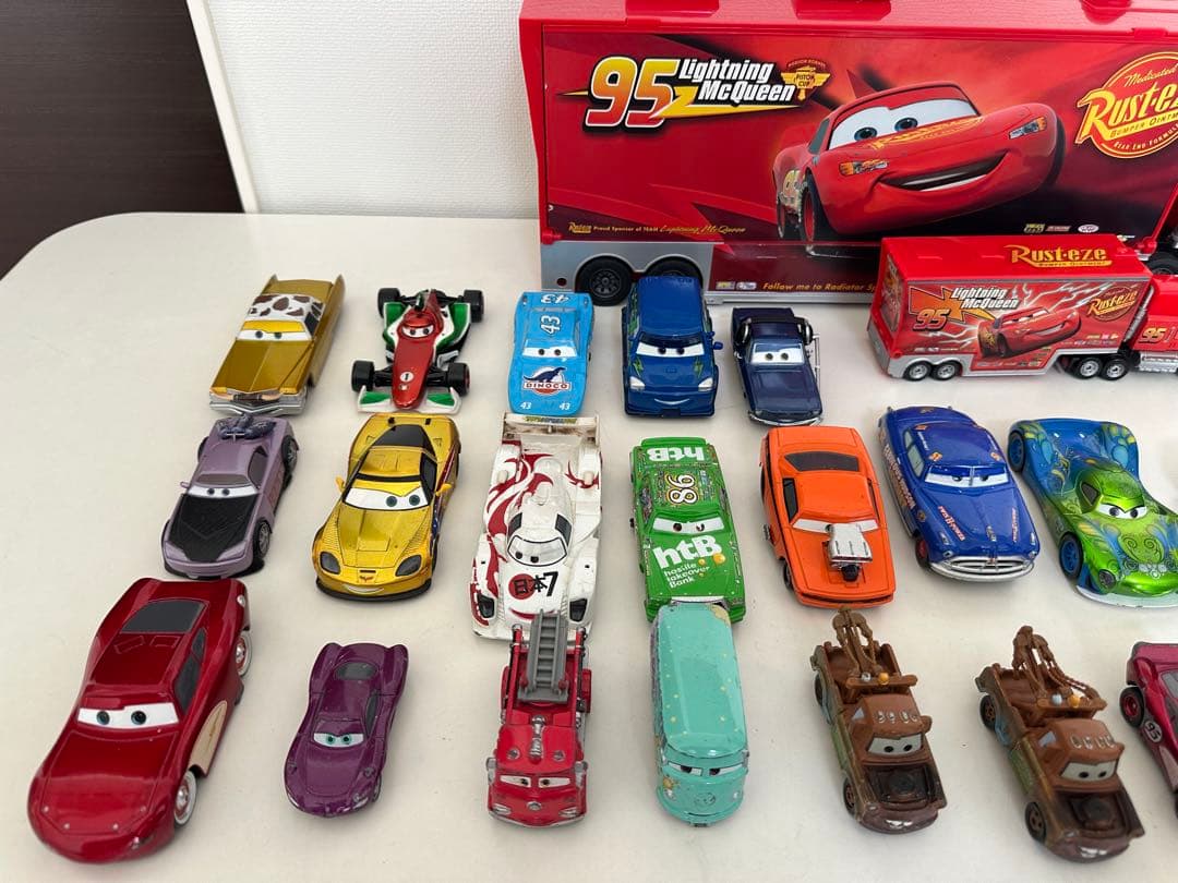Disney カーズ　トレーラーとミニカーセット