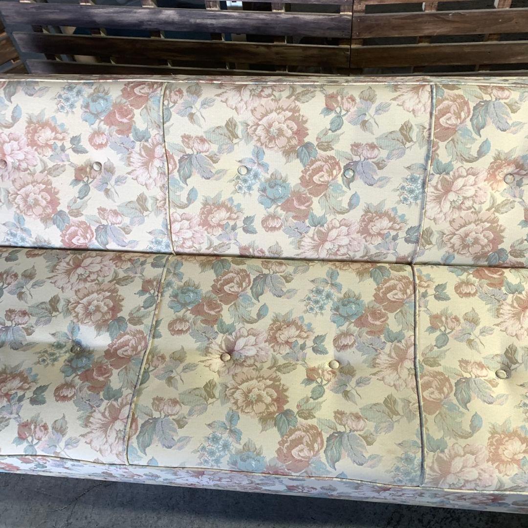 K349 カリモク 3人掛けソファ コロニアル 花柄